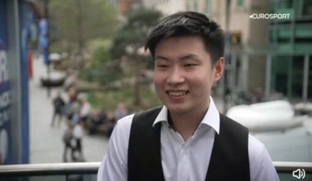 看着小刚挺进娇妻的体内